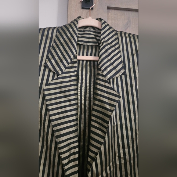 Vintage Striped Gold/Black Metallic blazer. Size medium - Picture 4 of 10